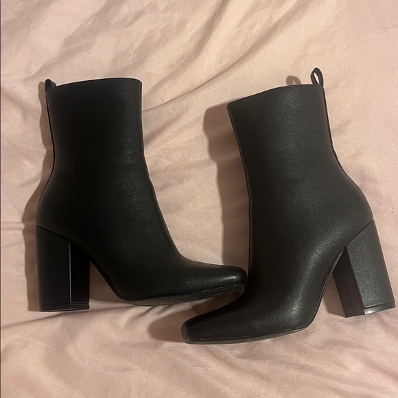 Sleek Black Heeled Boots - Picture 3 of 5